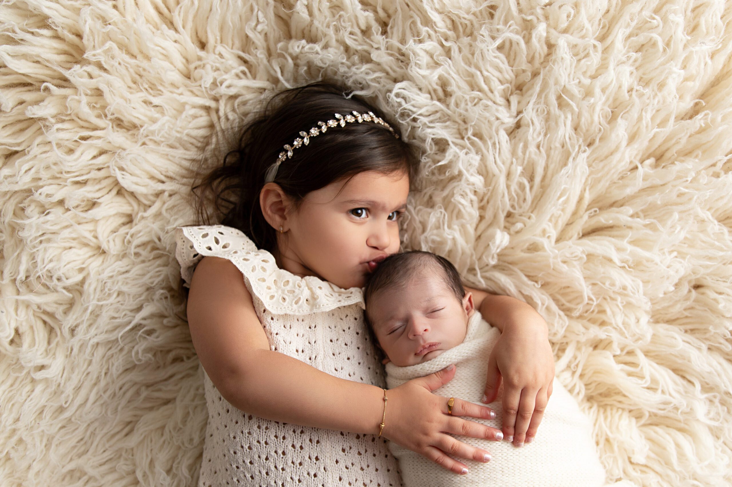 Nouveau-né avec sa grande sœur lors d’une séance photo réalisée par une photographe de nouveau-né de l’Ouest-de-l’Île