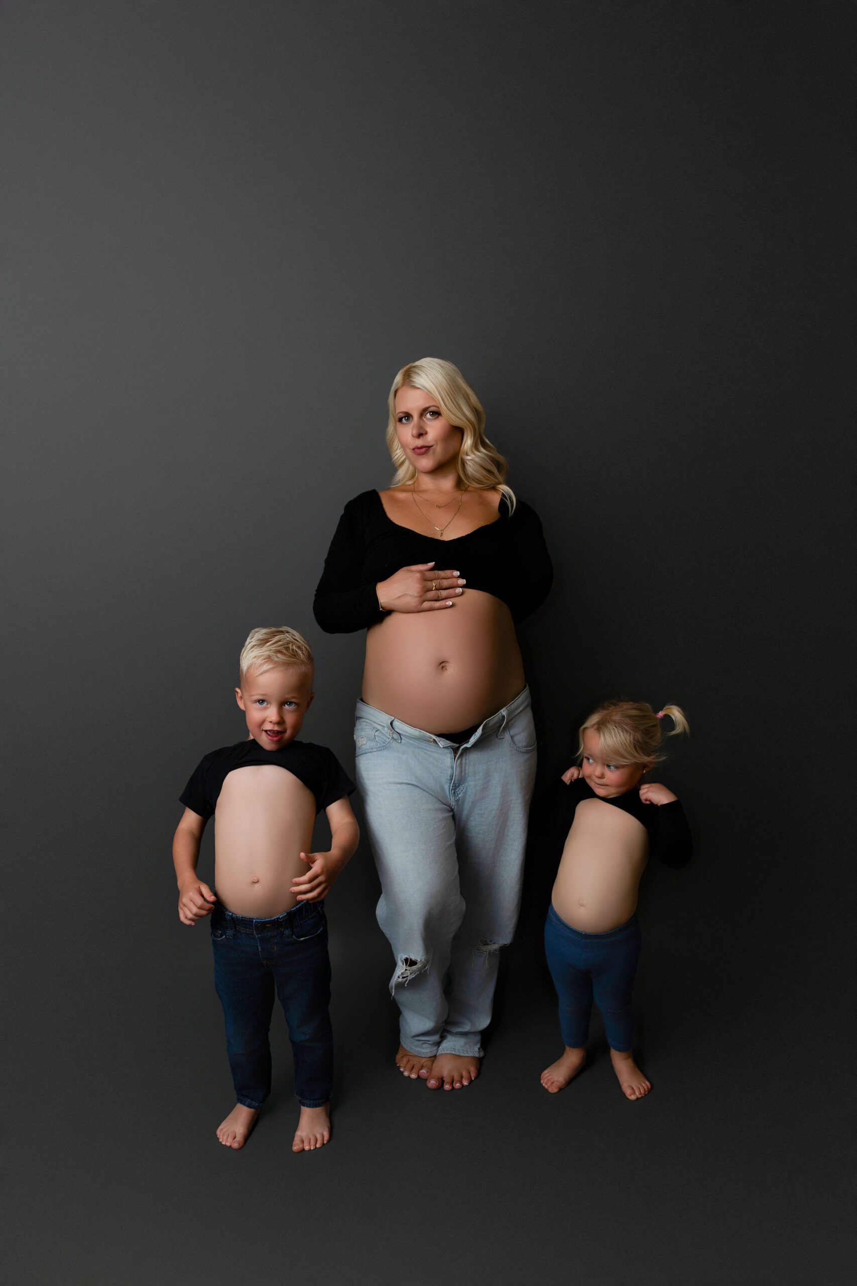 Séance photo de maternité en famille réalisée en studio par une photographe de maternité dans l’Ouest-de-l’Île
