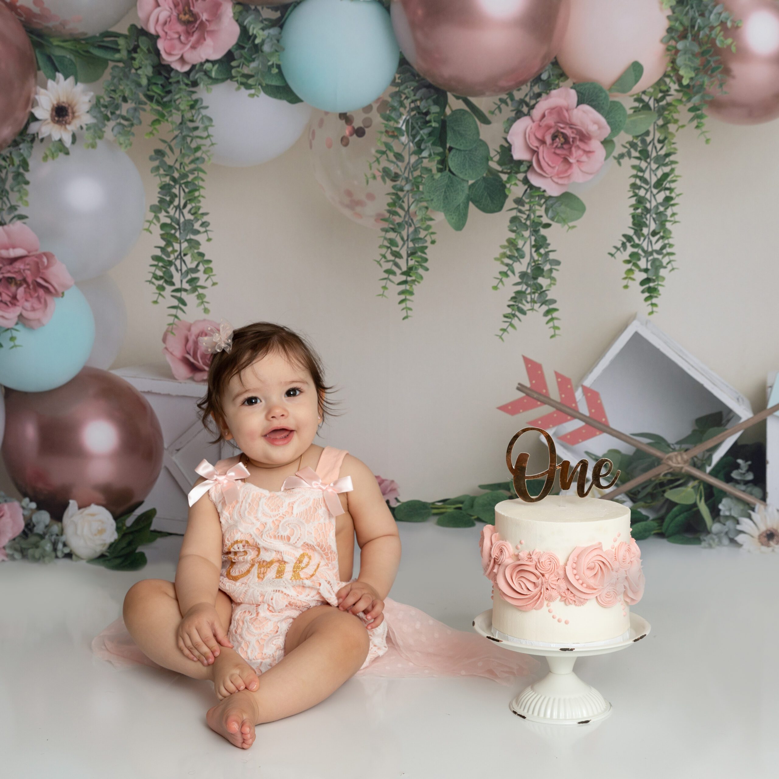 Birthday photo of a baby cake smash photography session in the West-Island