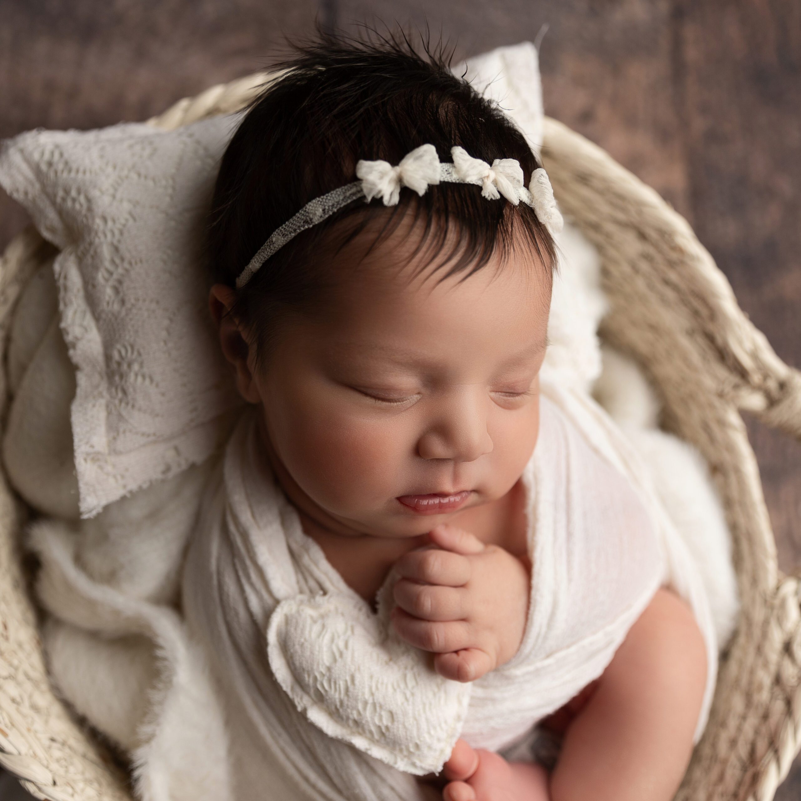 Photo of a newborn baby by West-Island newborn photographer